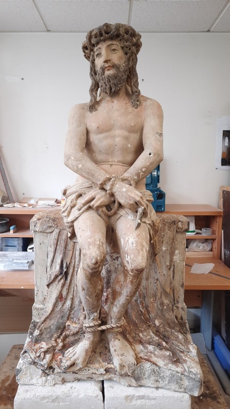 Atelier Giordani - Conservation - Restauration
Edifice – Mobilier - Sculpture – Objets d’art – Moulage –
Pierre, bois métal, polychromie et dorure - Dégagement et conservation de la statue de l'Ecce Homo - Pierre polychrome - Dépose et transfert en atelier avec repose
Application de facings de maintien
Dépoussiérage sous aspiration contrôlée et nettoyage 
Refixage de polychromie
Sondages stratigraphiques
Dégagement de polychromie par clivage manuel au scalpel et sous lunettes binoculaires
Dessalement de la partie basse par application de compresses en pulpe de cellulose
Consolidation de la pierre au dos de la statue par application de silicate d’éthyle dans les cassures et zones basses
Comblement des lacunes et traitement de surface par application d’un mastique. 
Retouches chromatiques et reprises colorées surfaciques
Application à l’aérosol d’un vernis de protection