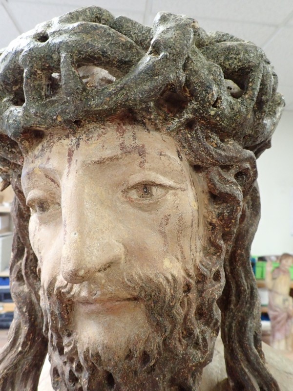 Atelier Giordani - Conservation - Restauration
Edifice – Mobilier - Sculpture – Objets d’art – Moulage –
Pierre, bois métal, polychromie et dorure - Dégagement et conservation de la statue de l'Ecce Homo - Pierre polychrome - Dépose et transfert en atelier avec repose
Application de facings de maintien
Dépoussiérage sous aspiration contrôlée et nettoyage 
Refixage de polychromie
Sondages stratigraphiques
Dégagement de polychromie par clivage manuel au scalpel et sous lunettes binoculaires
Dessalement de la partie basse par application de compresses en pulpe de cellulose
Consolidation de la pierre au dos de la statue par application de silicate d’éthyle dans les cassures et zones basses
Comblement des lacunes et traitement de surface par application d’un mastique. 
Retouches chromatiques et reprises colorées surfaciques
Application à l’aérosol d’un vernis de protection