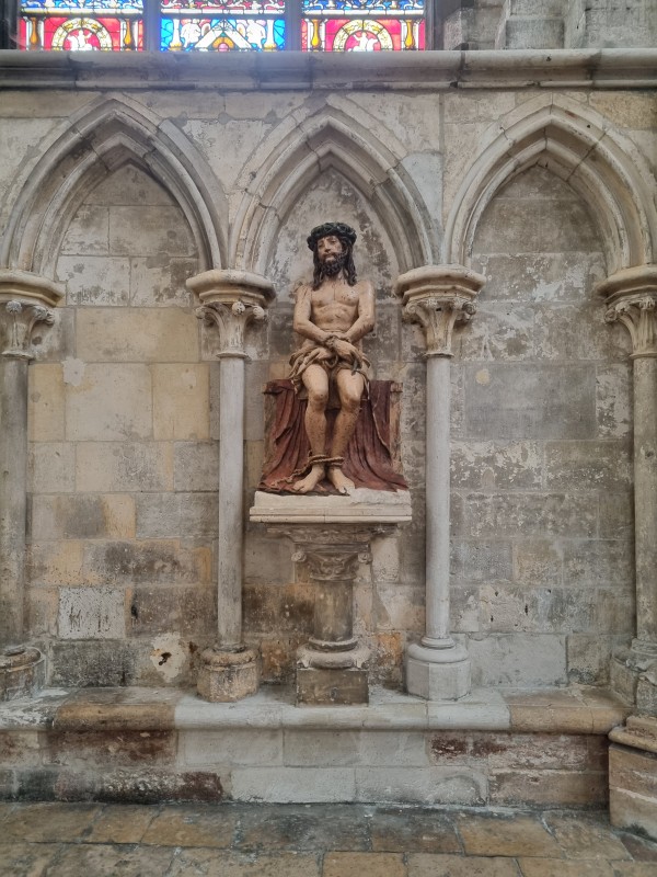 Atelier Giordani - Conservation - Restauration
Edifice – Mobilier - Sculpture – Objets d’art – Moulage –
Pierre, bois métal, polychromie et dorure - Dégagement et conservation de la statue de l'Ecce Homo - Pierre polychrome - Dépose et transfert en atelier avec repose
Application de facings de maintien
Dépoussiérage sous aspiration contrôlée et nettoyage 
Refixage de polychromie
Sondages stratigraphiques
Dégagement de polychromie par clivage manuel au scalpel et sous lunettes binoculaires
Dessalement de la partie basse par application de compresses en pulpe de cellulose
Consolidation de la pierre au dos de la statue par application de silicate d’éthyle dans les cassures et zones basses
Comblement des lacunes et traitement de surface par application d’un mastique. 
Retouches chromatiques et reprises colorées surfaciques
Application à l’aérosol d’un vernis de protection