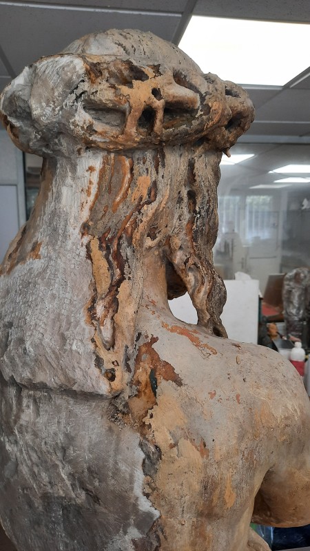 Atelier Giordani - Conservation - Restauration
Edifice – Mobilier - Sculpture – Objets d’art – Moulage –
Pierre, bois métal, polychromie et dorure - Dégagement et conservation de la statue de l'Ecce Homo - Pierre polychrome - Dépose et transfert en atelier avec repose
Application de facings de maintien
Dépoussiérage sous aspiration contrôlée et nettoyage 
Refixage de polychromie
Sondages stratigraphiques
Dégagement de polychromie par clivage manuel au scalpel et sous lunettes binoculaires
Dessalement de la partie basse par application de compresses en pulpe de cellulose
Consolidation de la pierre au dos de la statue par application de silicate d’éthyle dans les cassures et zones basses
Comblement des lacunes et traitement de surface par application d’un mastique. 
Retouches chromatiques et reprises colorées surfaciques
Application à l’aérosol d’un vernis de protection