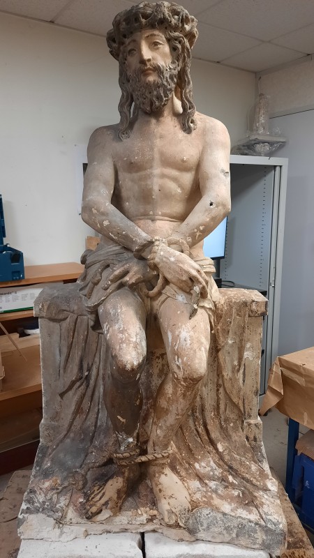 Atelier Giordani - Conservation - Restauration
Edifice – Mobilier - Sculpture – Objets d’art – Moulage –
Pierre, bois métal, polychromie et dorure - Dégagement et conservation de la statue de l'Ecce Homo - Pierre polychrome - Dépose et transfert en atelier avec repose
Application de facings de maintien
Dépoussiérage sous aspiration contrôlée et nettoyage 
Refixage de polychromie
Sondages stratigraphiques
Dégagement de polychromie par clivage manuel au scalpel et sous lunettes binoculaires
Dessalement de la partie basse par application de compresses en pulpe de cellulose
Consolidation de la pierre au dos de la statue par application de silicate d’éthyle dans les cassures et zones basses
Comblement des lacunes et traitement de surface par application d’un mastique. 
Retouches chromatiques et reprises colorées surfaciques
Application à l’aérosol d’un vernis de protection