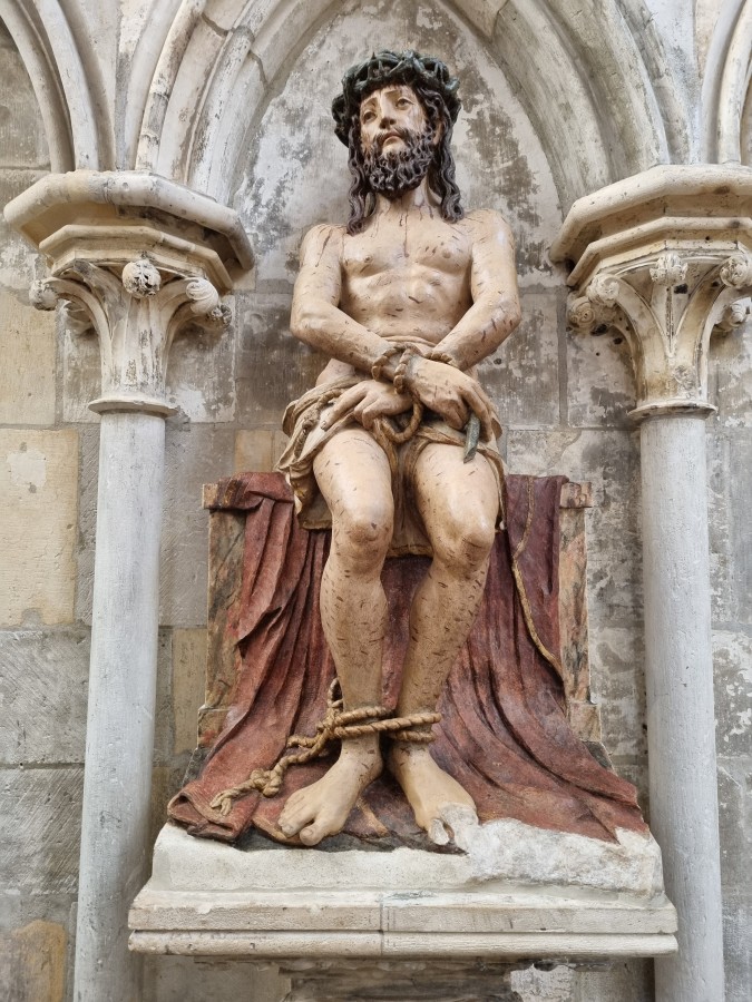 Atelier Giordani - Conservation - Restauration
Edifice – Mobilier - Sculpture – Objets d’art – Moulage –
Pierre, bois métal, polychromie et dorure - Dégagement et conservation de la statue de l'Ecce Homo - Pierre polychrome - Dépose et transfert en atelier avec repose
Application de facings de maintien
Dépoussiérage sous aspiration contrôlée et nettoyage 
Refixage de polychromie
Sondages stratigraphiques
Dégagement de polychromie par clivage manuel au scalpel et sous lunettes binoculaires
Dessalement de la partie basse par application de compresses en pulpe de cellulose
Consolidation de la pierre au dos de la statue par application de silicate d’éthyle dans les cassures et zones basses
Comblement des lacunes et traitement de surface par application d’un mastique. 
Retouches chromatiques et reprises colorées surfaciques
Application à l’aérosol d’un vernis de protection