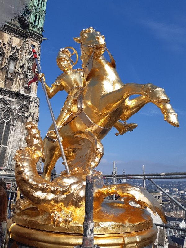 Atelier Giordani - Conservation - Restauration
Edifice – Mobilier - Sculpture – Objets d’art – Moulage –
Pierre, bois métal, polychromie et dorure - Restauration des décors de couverture du choeur - Dorure - Matériaux : support bronze, tôle de cuivre et plomb

OPÉRATIONS RÉALISÉES
- Dépoussiérage et nettoyage des salissures superficielles
- Apprêtage : réalisation des couches de préparation à la peinture époxydique (7 strates)

Dorure : 
- Pose de la mixtion
- Application de la feuille d’or manuellement, à l’aide d’un coussin, de couteaux et de pinceaux plats; utilisation de différents types d’or : or jaune, or Versailles, or Moon Gold, Palladium
- Époussetage, matage à la gélatine, patine

Décors peints : 
- Réalisation des décors peints à la peinture époxydique, patine
- Reprises après repose

Statues (en atelier) ; crête et épi de faîtage, versants de couverture, et lucarne à croupe (in situ)