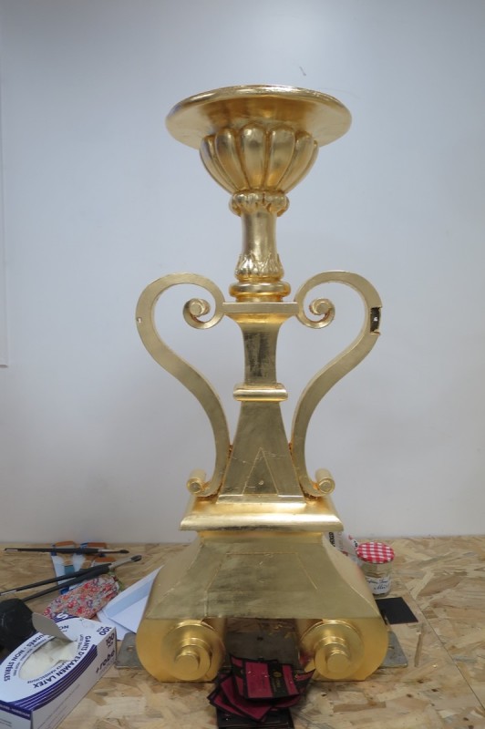 Atelier Giordani - Conservation - Restauration
Edifice – Mobilier - Sculpture – Objets d’art – Moulage –
Pierre, bois métal, polychromie et dorure - Restauration des décors de couverture du choeur - Dorure - Matériaux : support bronze, tôle de cuivre et plomb

OPÉRATIONS RÉALISÉES
- Dépoussiérage et nettoyage des salissures superficielles
- Apprêtage : réalisation des couches de préparation à la peinture époxydique (7 strates)

Dorure : 
- Pose de la mixtion
- Application de la feuille d’or manuellement, à l’aide d’un coussin, de couteaux et de pinceaux plats; utilisation de différents types d’or : or jaune, or Versailles, or Moon Gold, Palladium
- Époussetage, matage à la gélatine, patine

Décors peints : 
- Réalisation des décors peints à la peinture époxydique, patine
- Reprises après repose

Statues (en atelier) ; crête et épi de faîtage, versants de couverture, et lucarne à croupe (in situ)