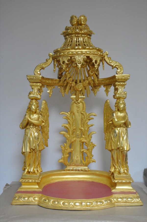 Atelier Giordani - Conservation - Restauration
Edifice – Mobilier - Sculpture – Objets d’art – Moulage –
Pierre, bois métal, polychromie et dorure - Restauration d’un objet d’exposition - Bois polychromé et doré - OPÉRATIONS RÉALISÉES
- Consolidation du bois et traitement 
- Greffes et restitution 
- Compléments sur le décor sculpté 
- Rassemblage 
- Nettoyage 
- Masticage et réintégration 
- Restauration de la dorure 
- Couche de protection 
- Repose après façon d’une console en chêne