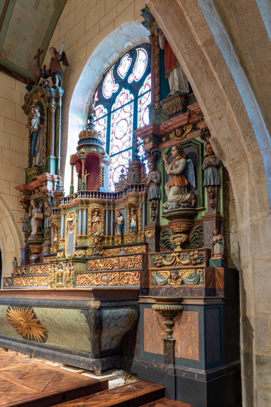 Atelier Giordani - Conservation - Restauration
Edifice – Mobilier - Sculpture – Objets d’art – Moulage –
Pierre, bois métal, polychromie et dorure - Restauration du retable majeur de l’église Saint Agapit - Récupération du retable déposé en urgence et entreposé en caisse à cause de son état de péril important - Restauration du retable en bois et consolidation de la structure très endommagée. Reprise de nombreux manques de mouluration et de décor sculpté (feuillage, balustres…), avec restitution des manques par greffes sculptés et moulages. Créations de renforts menuisés pour prévenir la reprise des affaissements constatés.

Restauration de l’ensemble des statues et de la polychromie du retable : nettoyage, consolidation du support, masticages et retouche de polychromie.

Remontage de l’ensemble du retable dans l’église, avec ajustements sur place et retouches pour une parfaite finition.