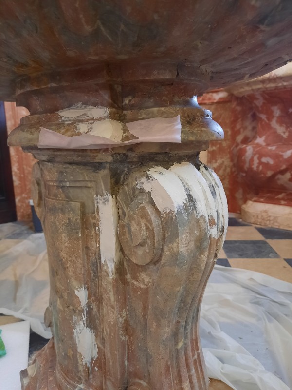 Atelier Giordani - Conservation - Restauration
Edifice – Mobilier - Sculpture – Objets d’art – Moulage –
Pierre, bois métal, polychromie et dorure - Restauration de la chapelle des fonds baptismaux de l'Eglise Sainte Cécile - Enduits muraux décorés
Boiseries faux-marbre
Marbre - -	Dépoussiérage et nettoyage
-	Dégagement et allègement des vernis
-	Traitement insecticide et fongicide sur l’autel
-	Purge des parties altérées et greffes de bois de même essence
-	Ragréages et comblement des lacunes, manques et épaufrures
-	Restitution de tête d’ange ailées après prise d’empreintes, moulage et tirage
-	Refixage et consolidation des enduits 
-	Refixage de la polychromie
-	Relevé des décors au calque et report sur zones de manques
-	Masticage
-	Reprise et réintégration des lacunes polychromes
-	Réintégration colorée des décors sur enduits et faux marbre
-	Restitution des faux-marbre de l’autel 
-	Dorure du cadre à la mixtion