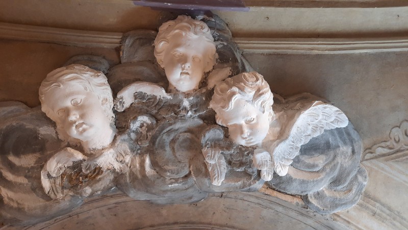 Atelier Giordani - Conservation - Restauration
Edifice – Mobilier - Sculpture – Objets d’art – Moulage –
Pierre, bois métal, polychromie et dorure - Restauration de la chapelle des fonds baptismaux de l'Eglise Sainte Cécile - Enduits muraux décorés
Boiseries faux-marbre
Marbre - -	Dépoussiérage et nettoyage
-	Dégagement et allègement des vernis
-	Traitement insecticide et fongicide sur l’autel
-	Purge des parties altérées et greffes de bois de même essence
-	Ragréages et comblement des lacunes, manques et épaufrures
-	Restitution de tête d’ange ailées après prise d’empreintes, moulage et tirage
-	Refixage et consolidation des enduits 
-	Refixage de la polychromie
-	Relevé des décors au calque et report sur zones de manques
-	Masticage
-	Reprise et réintégration des lacunes polychromes
-	Réintégration colorée des décors sur enduits et faux marbre
-	Restitution des faux-marbre de l’autel 
-	Dorure du cadre à la mixtion