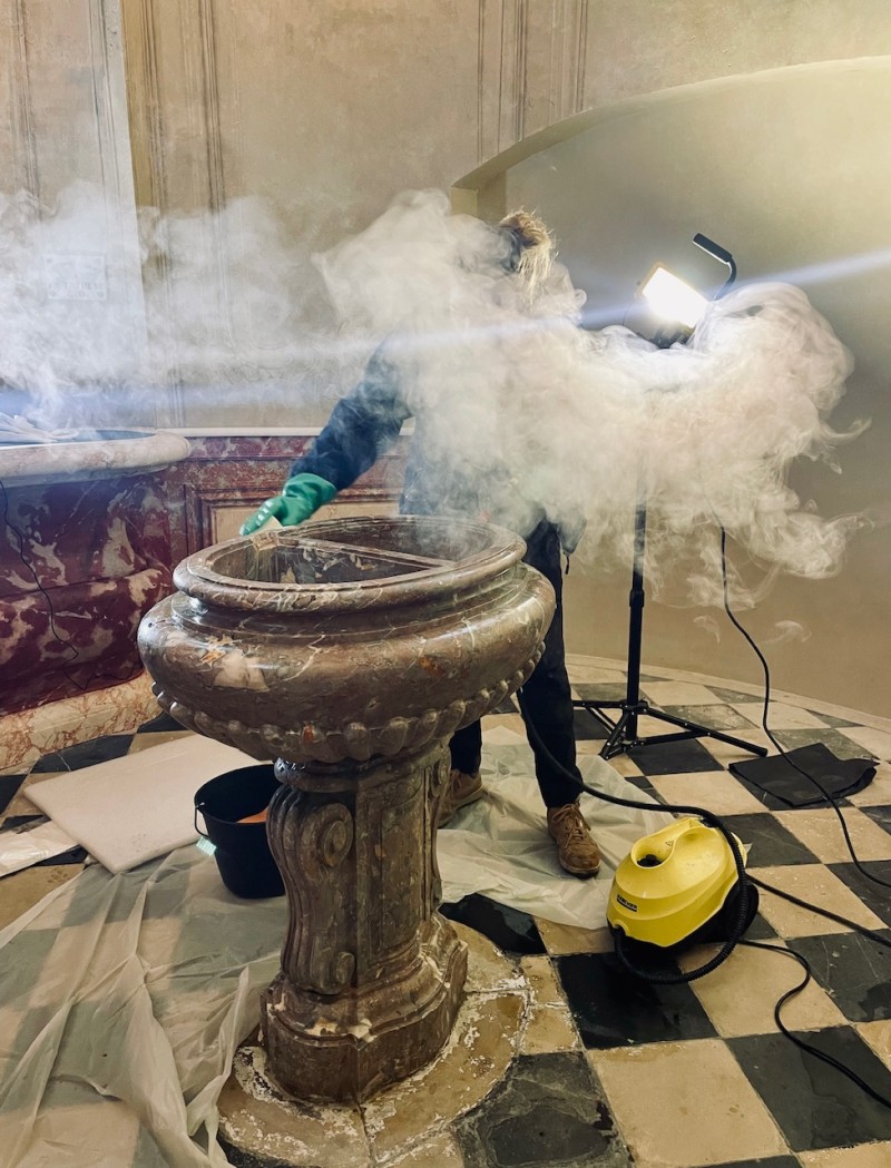 Atelier Giordani - Conservation - Restauration
Edifice – Mobilier - Sculpture – Objets d’art – Moulage –
Pierre, bois métal, polychromie et dorure - Restauration de la chapelle des fonds baptismaux de l'Eglise Sainte Cécile - Enduits muraux décorés
Boiseries faux-marbre
Marbre - -	Dépoussiérage et nettoyage
-	Dégagement et allègement des vernis
-	Traitement insecticide et fongicide sur l’autel
-	Purge des parties altérées et greffes de bois de même essence
-	Ragréages et comblement des lacunes, manques et épaufrures
-	Restitution de tête d’ange ailées après prise d’empreintes, moulage et tirage
-	Refixage et consolidation des enduits 
-	Refixage de la polychromie
-	Relevé des décors au calque et report sur zones de manques
-	Masticage
-	Reprise et réintégration des lacunes polychromes
-	Réintégration colorée des décors sur enduits et faux marbre
-	Restitution des faux-marbre de l’autel 
-	Dorure du cadre à la mixtion