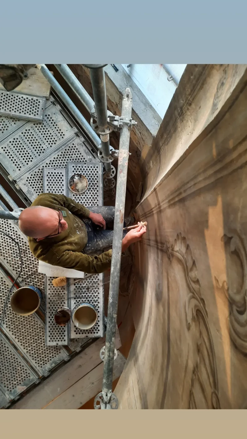 Atelier Giordani - Conservation - Restauration
Edifice – Mobilier - Sculpture – Objets d’art – Moulage –
Pierre, bois métal, polychromie et dorure - Restauration de la chapelle des fonds baptismaux de l'Eglise Sainte Cécile - Enduits muraux décorés
Boiseries faux-marbre
Marbre - -	Dépoussiérage et nettoyage
-	Dégagement et allègement des vernis
-	Traitement insecticide et fongicide sur l’autel
-	Purge des parties altérées et greffes de bois de même essence
-	Ragréages et comblement des lacunes, manques et épaufrures
-	Restitution de tête d’ange ailées après prise d’empreintes, moulage et tirage
-	Refixage et consolidation des enduits 
-	Refixage de la polychromie
-	Relevé des décors au calque et report sur zones de manques
-	Masticage
-	Reprise et réintégration des lacunes polychromes
-	Réintégration colorée des décors sur enduits et faux marbre
-	Restitution des faux-marbre de l’autel 
-	Dorure du cadre à la mixtion