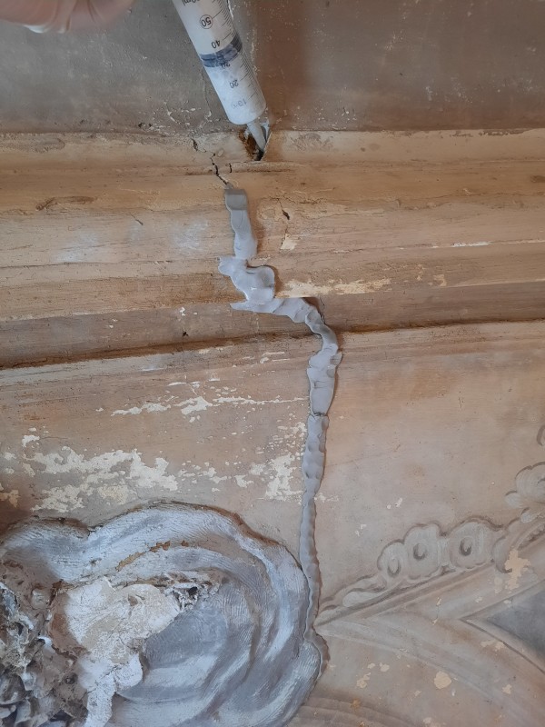 Atelier Giordani - Conservation - Restauration
Edifice – Mobilier - Sculpture – Objets d’art – Moulage –
Pierre, bois métal, polychromie et dorure - Restauration de la chapelle des fonds baptismaux de l'Eglise Sainte Cécile - Enduits muraux décorés
Boiseries faux-marbre
Marbre - -	Dépoussiérage et nettoyage
-	Dégagement et allègement des vernis
-	Traitement insecticide et fongicide sur l’autel
-	Purge des parties altérées et greffes de bois de même essence
-	Ragréages et comblement des lacunes, manques et épaufrures
-	Restitution de tête d’ange ailées après prise d’empreintes, moulage et tirage
-	Refixage et consolidation des enduits 
-	Refixage de la polychromie
-	Relevé des décors au calque et report sur zones de manques
-	Masticage
-	Reprise et réintégration des lacunes polychromes
-	Réintégration colorée des décors sur enduits et faux marbre
-	Restitution des faux-marbre de l’autel 
-	Dorure du cadre à la mixtion