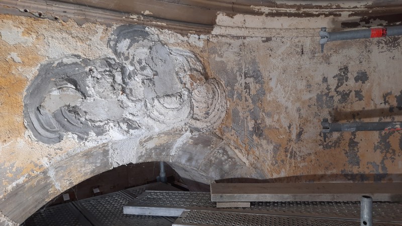Atelier Giordani - Conservation - Restauration
Edifice – Mobilier - Sculpture – Objets d’art – Moulage –
Pierre, bois métal, polychromie et dorure - Restauration de la chapelle des fonds baptismaux de l'Eglise Sainte Cécile - Enduits muraux décorés
Boiseries faux-marbre
Marbre - -	Dépoussiérage et nettoyage
-	Dégagement et allègement des vernis
-	Traitement insecticide et fongicide sur l’autel
-	Purge des parties altérées et greffes de bois de même essence
-	Ragréages et comblement des lacunes, manques et épaufrures
-	Restitution de tête d’ange ailées après prise d’empreintes, moulage et tirage
-	Refixage et consolidation des enduits 
-	Refixage de la polychromie
-	Relevé des décors au calque et report sur zones de manques
-	Masticage
-	Reprise et réintégration des lacunes polychromes
-	Réintégration colorée des décors sur enduits et faux marbre
-	Restitution des faux-marbre de l’autel 
-	Dorure du cadre à la mixtion