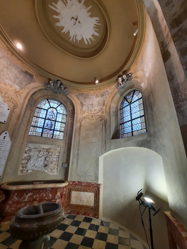 Atelier Giordani - Conservation - Restauration
Edifice – Mobilier - Sculpture – Objets d’art – Moulage –
Pierre, bois métal, polychromie et dorure - Restauration de la chapelle des fonds baptismaux de l'Eglise Sainte Cécile - Enduits muraux décorés
Boiseries faux-marbre
Marbre - -	Dépoussiérage et nettoyage
-	Dégagement et allègement des vernis
-	Traitement insecticide et fongicide sur l’autel
-	Purge des parties altérées et greffes de bois de même essence
-	Ragréages et comblement des lacunes, manques et épaufrures
-	Restitution de tête d’ange ailées après prise d’empreintes, moulage et tirage
-	Refixage et consolidation des enduits 
-	Refixage de la polychromie
-	Relevé des décors au calque et report sur zones de manques
-	Masticage
-	Reprise et réintégration des lacunes polychromes
-	Réintégration colorée des décors sur enduits et faux marbre
-	Restitution des faux-marbre de l’autel 
-	Dorure du cadre à la mixtion