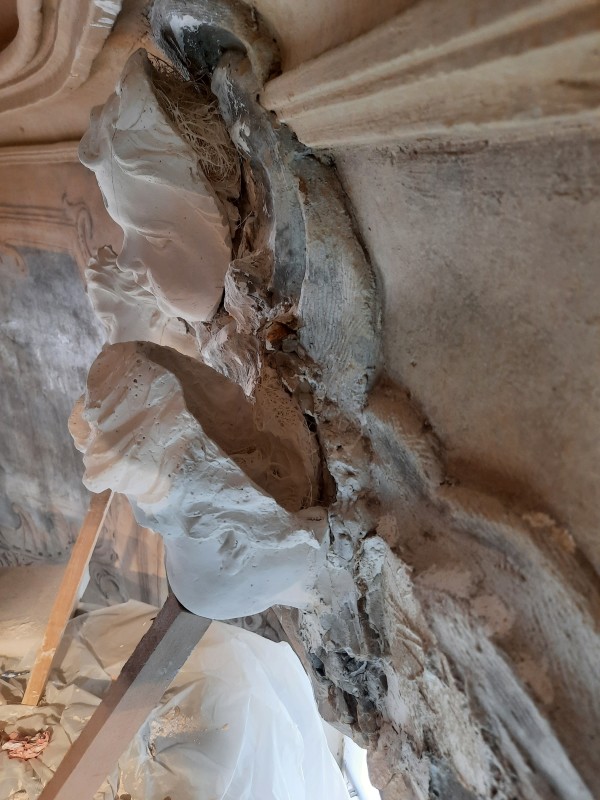 Atelier Giordani - Conservation - Restauration
Edifice – Mobilier - Sculpture – Objets d’art – Moulage –
Pierre, bois métal, polychromie et dorure - Restauration de la chapelle des fonds baptismaux de l'Eglise Sainte Cécile - Enduits muraux décorés
Boiseries faux-marbre
Marbre - -	Dépoussiérage et nettoyage
-	Dégagement et allègement des vernis
-	Traitement insecticide et fongicide sur l’autel
-	Purge des parties altérées et greffes de bois de même essence
-	Ragréages et comblement des lacunes, manques et épaufrures
-	Restitution de tête d’ange ailées après prise d’empreintes, moulage et tirage
-	Refixage et consolidation des enduits 
-	Refixage de la polychromie
-	Relevé des décors au calque et report sur zones de manques
-	Masticage
-	Reprise et réintégration des lacunes polychromes
-	Réintégration colorée des décors sur enduits et faux marbre
-	Restitution des faux-marbre de l’autel 
-	Dorure du cadre à la mixtion