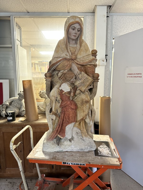 Atelier Giordani - Conservation - Restauration
Edifice – Mobilier - Sculpture – Objets d’art – Moulage –
Pierre, bois métal, polychromie et dorure - Restauration et dégagement du groupe sculpté de l'éducation de la Vierge - Pierre polychrome - - Traitement du support
- Dépoussiérage	
- Dégagement de polychromie	
- Refixage polychromie	
- Nettoyage	
- Masticage	
- Retouche et réintégration colorée