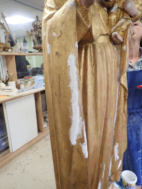 Atelier Giordani - Conservation - Restauration
Edifice – Mobilier - Sculpture – Objets d’art – Moulage –
Pierre, bois métal, polychromie et dorure - Restauration de la statue de la Vierge à l'enfant de l'Eglise Ste Madeleine - Bois polychrome et dorure - -	Traitement insecticide 
-	Reprise des assemblages
-	Comblement des fissures à la résine époxydique
-	Dépoussiérage et nettoyage
-	Refixage des écailles de polychromie soulevées
-	Consolidation chimique du support
-	Restitution des volumes à la résine époxydique par modelage
-	Masticage des lacunes
-	Retouche de polychromie
-	Dorure à la mixtion et feuilles d’or