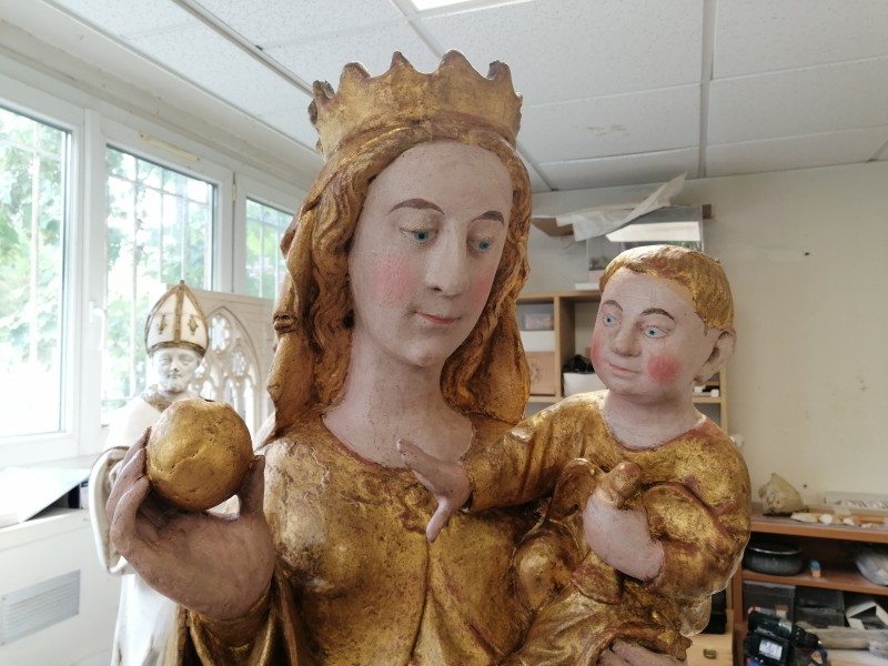 Atelier Giordani - Conservation - Restauration
Edifice – Mobilier - Sculpture – Objets d’art – Moulage –
Pierre, bois métal, polychromie et dorure - Restauration de la statue de la Vierge à l'enfant de l'Eglise Ste Madeleine - Bois polychrome et dorure - -	Traitement insecticide 
-	Reprise des assemblages
-	Comblement des fissures à la résine époxydique
-	Dépoussiérage et nettoyage
-	Refixage des écailles de polychromie soulevées
-	Consolidation chimique du support
-	Restitution des volumes à la résine époxydique par modelage
-	Masticage des lacunes
-	Retouche de polychromie
-	Dorure à la mixtion et feuilles d’or