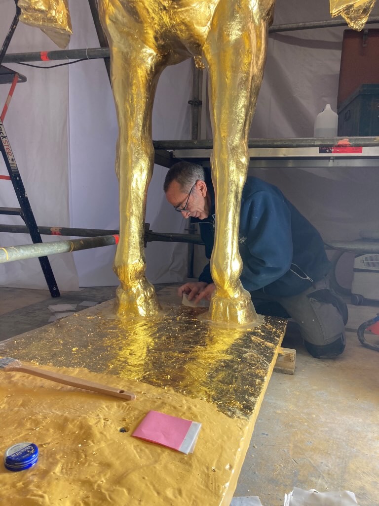 Atelier Giordani - Conservation - Restauration
Edifice – Mobilier - Sculpture – Objets d’art – Moulage –
Pierre, bois métal, polychromie et dorure - Dorure de la statue équestre de Jeanne d'Arc - Dorure à la mixtion - Microsablage du support
Application de la couche d'accroche
Application de la peinture ocre de préparation
Application de la mixtion
Pose de la feuille d'or libre et encollée et époussetage
Matage