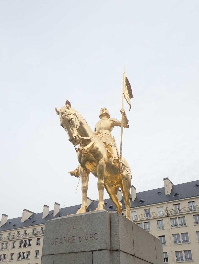 Atelier Giordani - Conservation - Restauration
Edifice – Mobilier - Sculpture – Objets d’art – Moulage –
Pierre, bois métal, polychromie et dorure - Dorure de la statue équestre de Jeanne d'Arc - Dorure à la mixtion - Microsablage du support
Application de la couche d'accroche
Application de la peinture ocre de préparation
Application de la mixtion
Pose de la feuille d'or libre et encollée et époussetage
Matage